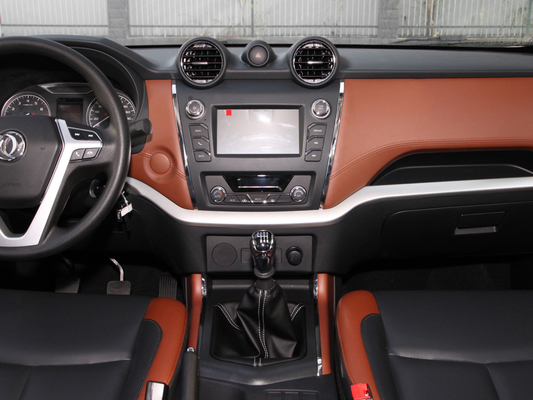 Camion pick-up DONGFENG de SUV de porte du moteur RWD 4 de Turbo pour le camping de famille