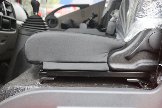 DONGFENG troque le camion de cargaison de lumière de plat de colonne de l'émission Euro6 de l'euro 2 de moteur de YUCHAI